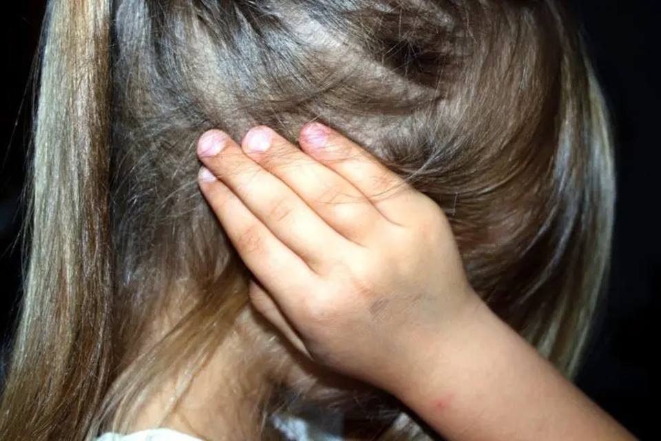Imagem mopstra vítima de abuso sexual tapando os ouvidos - Metrópoles