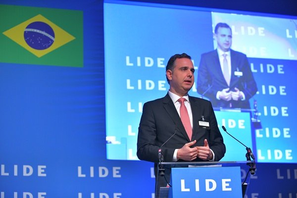 Fotografia colorida de homem discursando em púlpito
