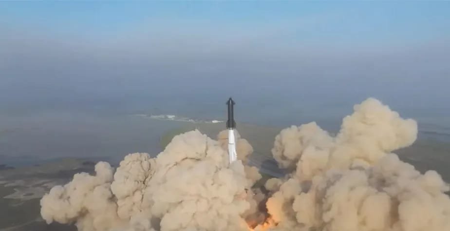 Imagem do foguete Starship, da SpaceX, decolando, em meio a uma nuvem de fumaça - Metrópoles