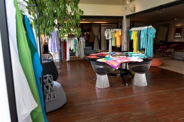 Loja de roupas com produtos expostos - Metrópoles