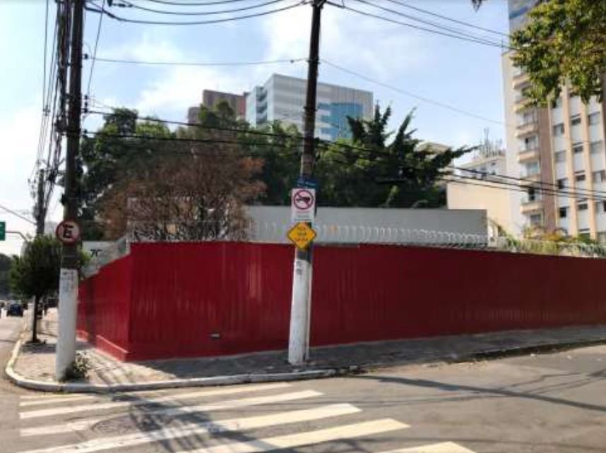 Os moradores defendem que as construções no local só podem ter até 10 metros e o prédio de luxo descaracterizaria a região