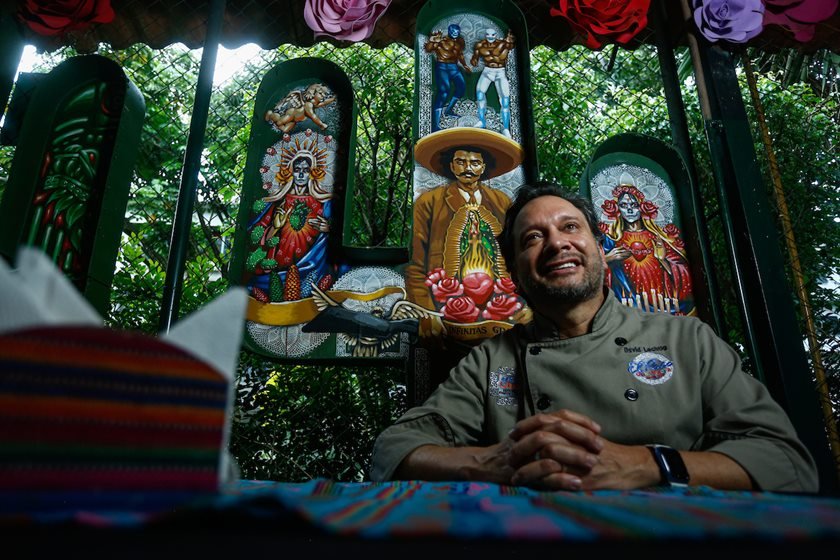 Retrato do chef David Lechtig. Nascido no Peru e criado na Guatemala, David é proprietário do restaurante tex-mex El Paso, na 404 Sul. A entrevista faz parte de matéria sobre o aniversário de Brasília que entrevista chefs estrangeiros que se estabeleceram, e abriram seus restaurantes, em Brasília.