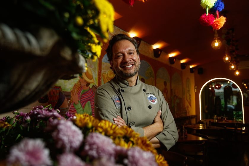 Retrato do chef David Lechtig. Nascido no Peru e criado na Guatemala, David é proprietário do restaurante tex-mex El Paso, na 404 Sul. A entrevista faz parte de matéria sobre o aniversário de Brasília que entrevista chefs estrangeiros que se estabeleceram, e abriram seus restaurantes, em Brasília