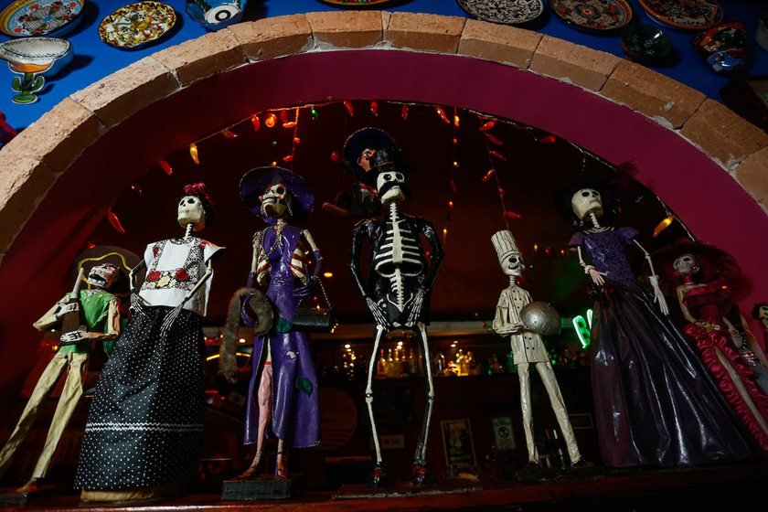 Caveiras mexicanas no restaurante tex-mex El Paso, na 404 Sul, de propriedade de David Lechtig, guatemalteco radicado em Brasília. A entrevista faz parte de matéria sobre o aniversário de Brasília que entrevista chefs estrangeiros que se estabeleceram, e abriram seus restaurantes, em Brasília