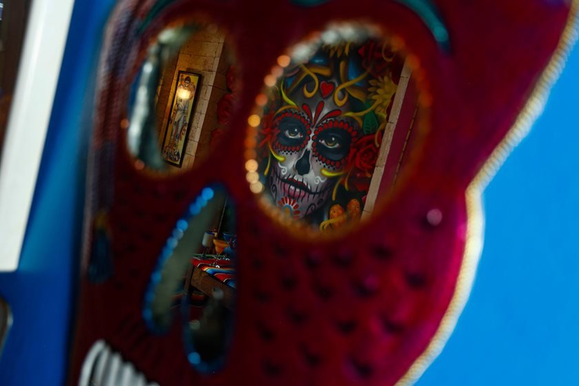 La Catrina de los toletis, cultuada no Dia dos Mortos mexicano, vista através dos olhos espelhados de uma caveira colorida. Restaurante tex-mex El Paso, na 404 Sul, de propriedade de David Lechtig, guatemalteco radicado em Brasília. A entrevista faz parte de matéria sobre o aniversário de Brasília que entrevista chefs estrangeiros que se estabeleceram, e abriram seus restaurantes, em Brasília