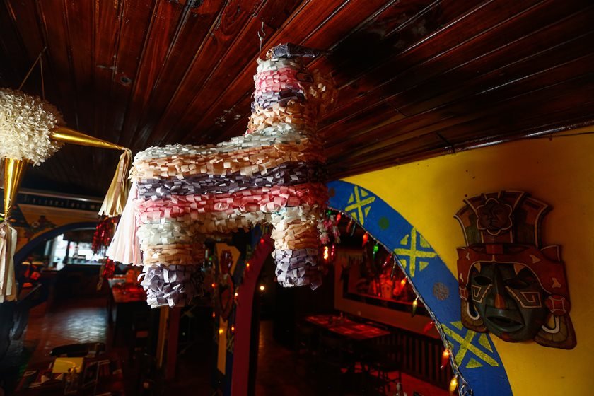 Outro elemento da cultura mexicana é a piñata, pendurada sobre as mesas do restaurante tex-mex El Paso, na 404 Sul, de propriedade de David Lechtig, guatemalteco radicado em Brasília. A entrevista faz parte de matéria sobre o aniversário de Brasília que entrevista chefs estrangeiros que se estabeleceram, e abriram seus restaurantes, em Brasília