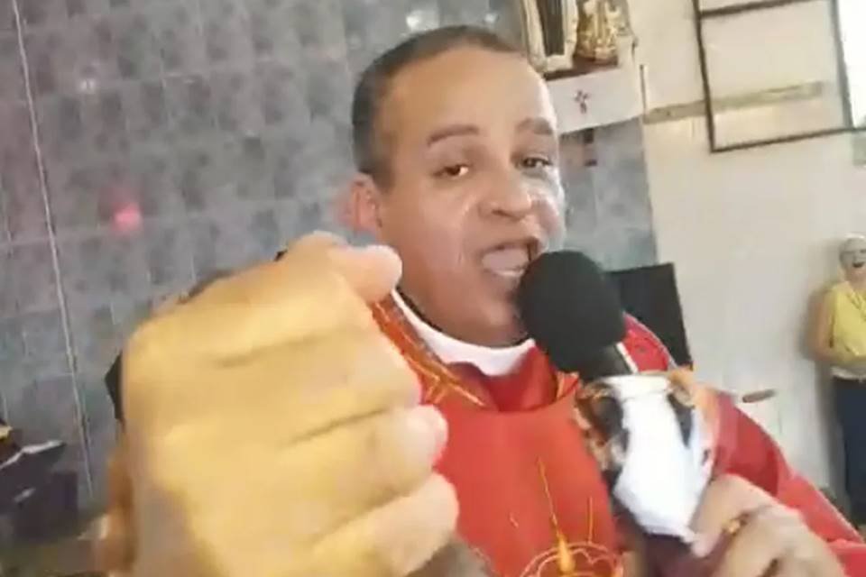 Padre canta samba de Xande de Pilares em missa e vídeo viraliza na web |  Metrópoles