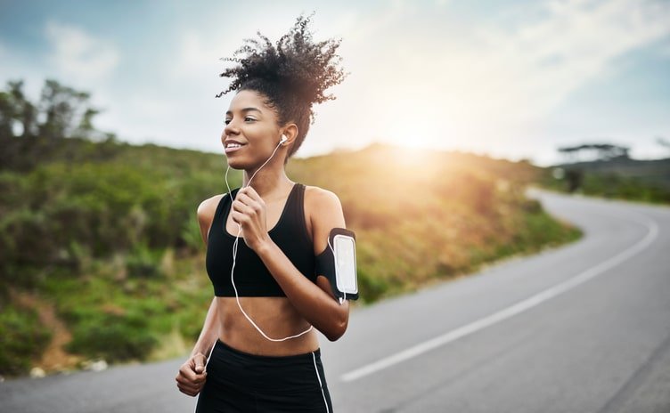 Mulher negra correndo com top esportivo - Metrópoles