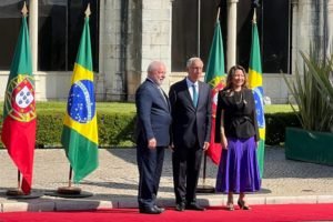 O presidente Luiz Inácio Lula da Silva com o presidente português Marcelo Rebelo de Sousa e a primeira-dama Janja