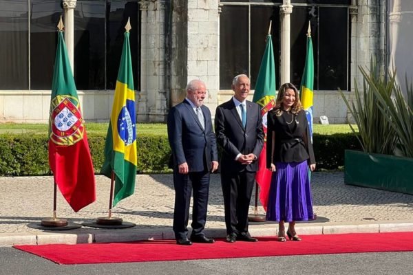 O presidente Luiz Inácio Lula da Silva com o presidente português Marcelo Rebelo de Sousa e a primeira-dama Janja