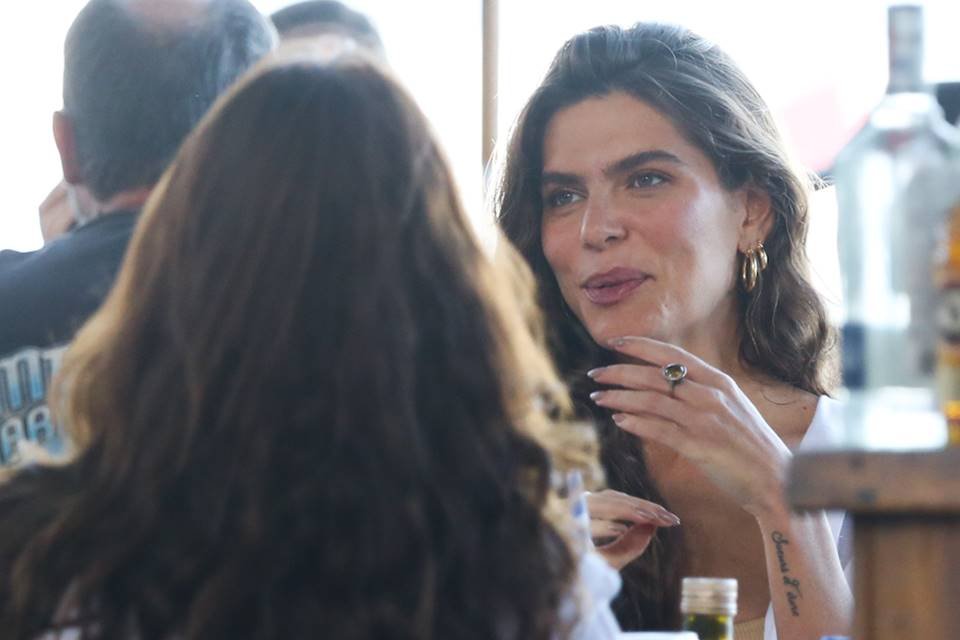 Mariana Goldfarb é visto sem aliança após término com Cauã Reymond