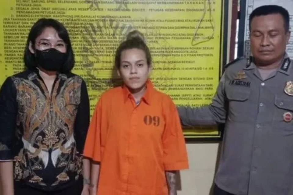 Foto colorida de Manuela Vitória de Araújo Farias, presa na Indonésia por tráfico de drogas - Metrópoles