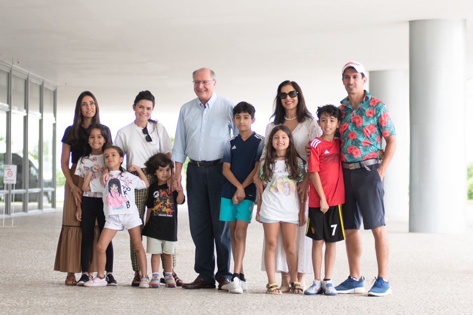 O vice-presidente Geraldo Alckmin, recebe a visita dos netos, no Palácio do Planalto, na tarde deste sábado (22/4)