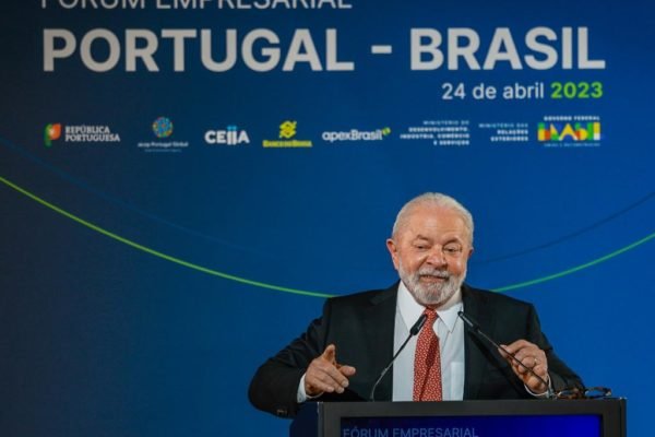 Em fórum empresarial, Lula ataca juros e diz que não venderá estatais
