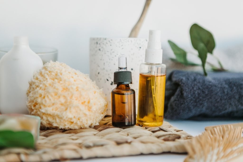 Aromaterapia: saiba como usar óleos essenciais na limpeza da casa