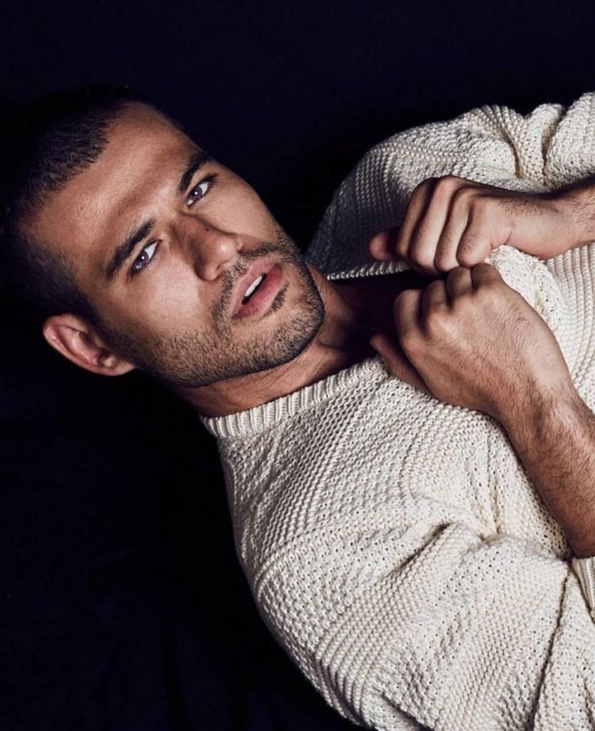 homem posa com sueter - metrópoles