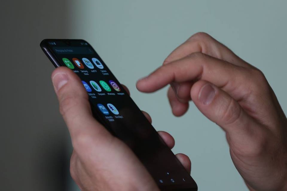 Imagem mostra pessoa que utiliza um celular smartphone e zapea entre os aplicativos - Metrópoles