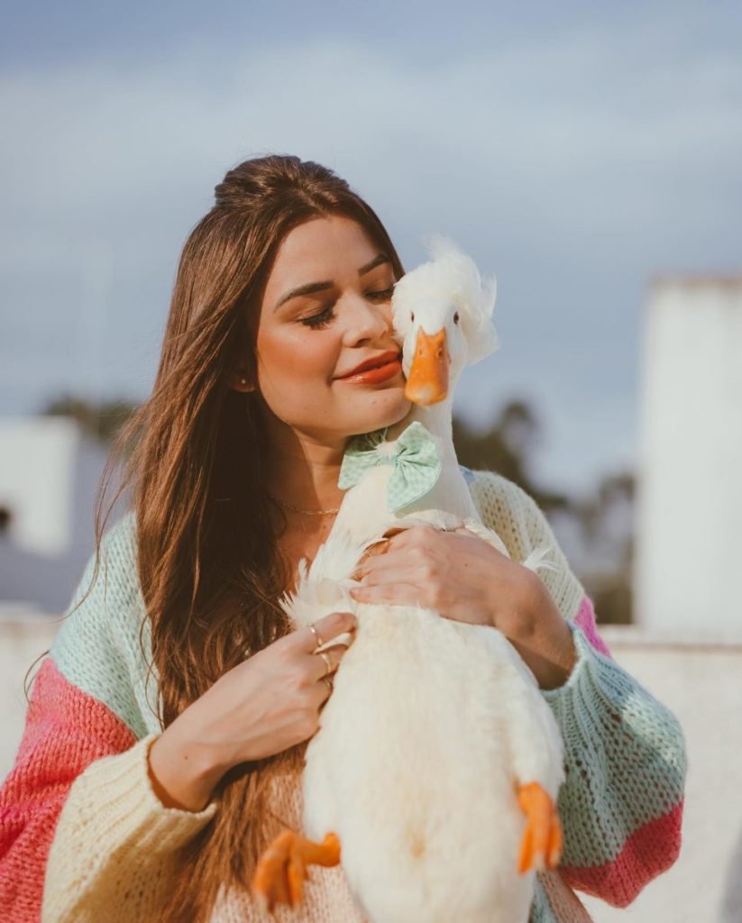 A modelo Julia Olympio está oferecendo R$ 30 mil de recompensa para encontrar o seu pato de estimação