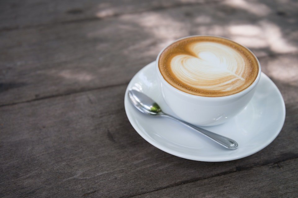 Na foto, uma xícara branca com café e leite - Metrópoles