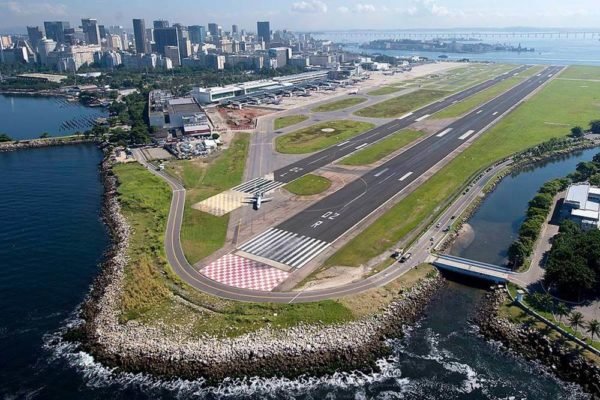 Capivara na pista atrapalha pouso no aeroporto Santos Dumont