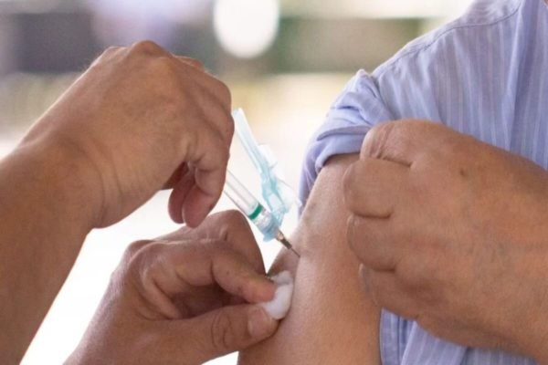 Covid: estudo mostra consequências de não tomar o reforço da vacina