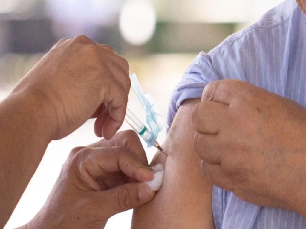 Foto colorida mostra pessoa sendo vacinada contra Covid-19 - Metrópoles