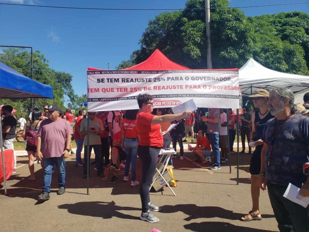 Mais de 120 mil estudantes da escola pública do DF não conseguem acessar a  EaD – SINPRO-DF