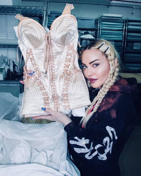 Material girl Madonna vai leiloar figurinos icônicos de sua carreira! -  Glamurama
