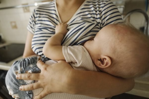 Mãe amamenta bebê em foto em que não se vê o rosto - Metrópoles
