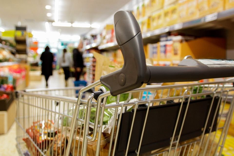 imagem colorida carrrinho de supermercado corredor compras inflacao