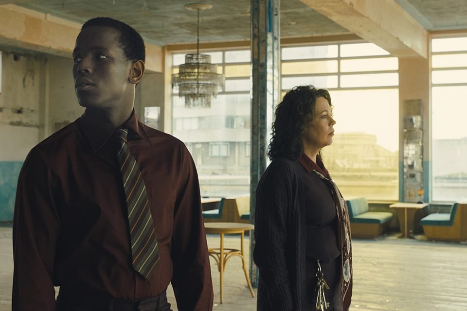 Micheal Ward e Olivia Colman em Império da Luz