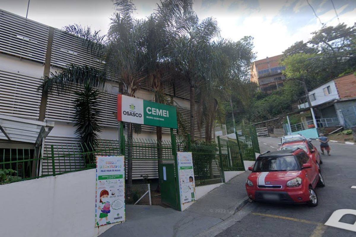 Homem invade creche com facão, é contido por 