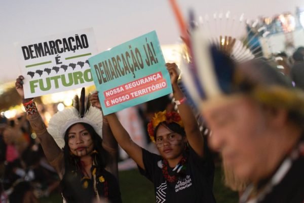 Povos indígenas de regiões do Brasil, concentrados em frente ao Congresso Nacional manifestam na 19ª edição do Acampamento Terra Livre ATL 7