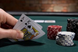 Cartas de baralho e fichas em jogo de pôquer