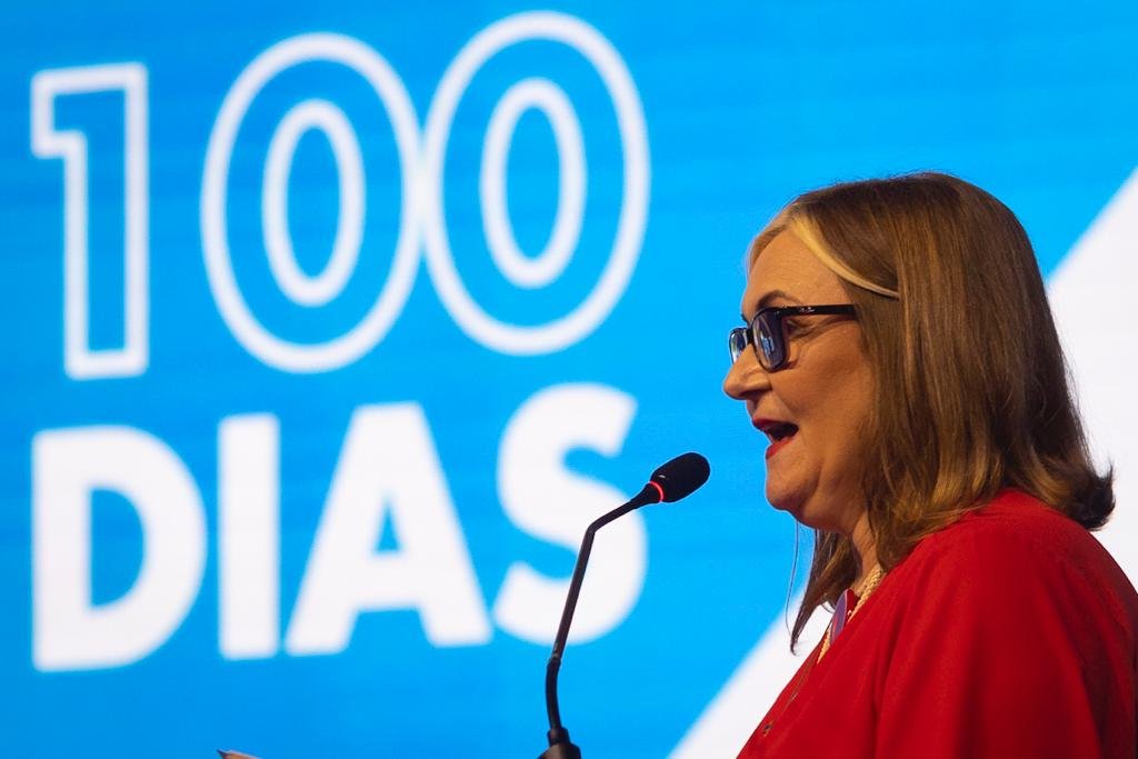 Rita Serrano presidenta da CAIXA Econômica durante o evento 100 dias