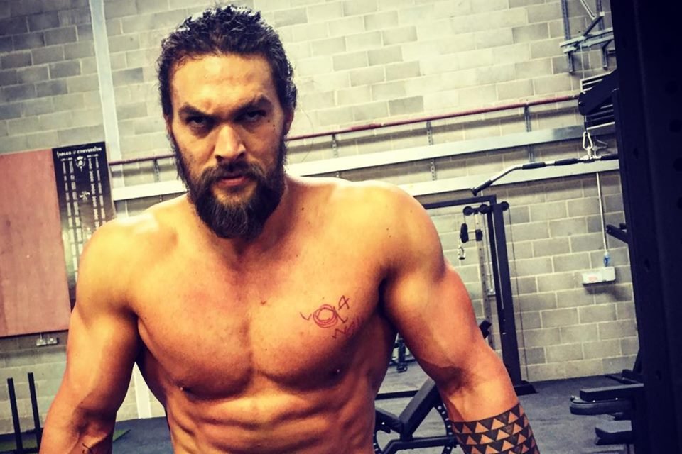 Jason Momoa, o Aquaman, toma banho de jacuzzi pela primeira vez ...