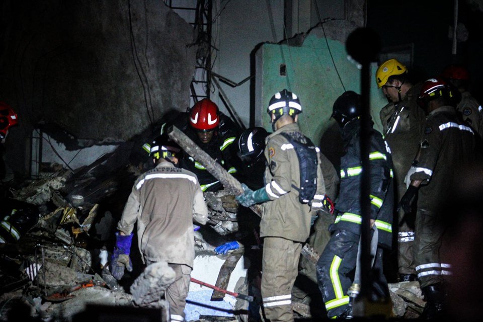 Imagem colorida mostra bombeiros em Prédio que desabou e pegou fogo em Olinda - Metrópoles