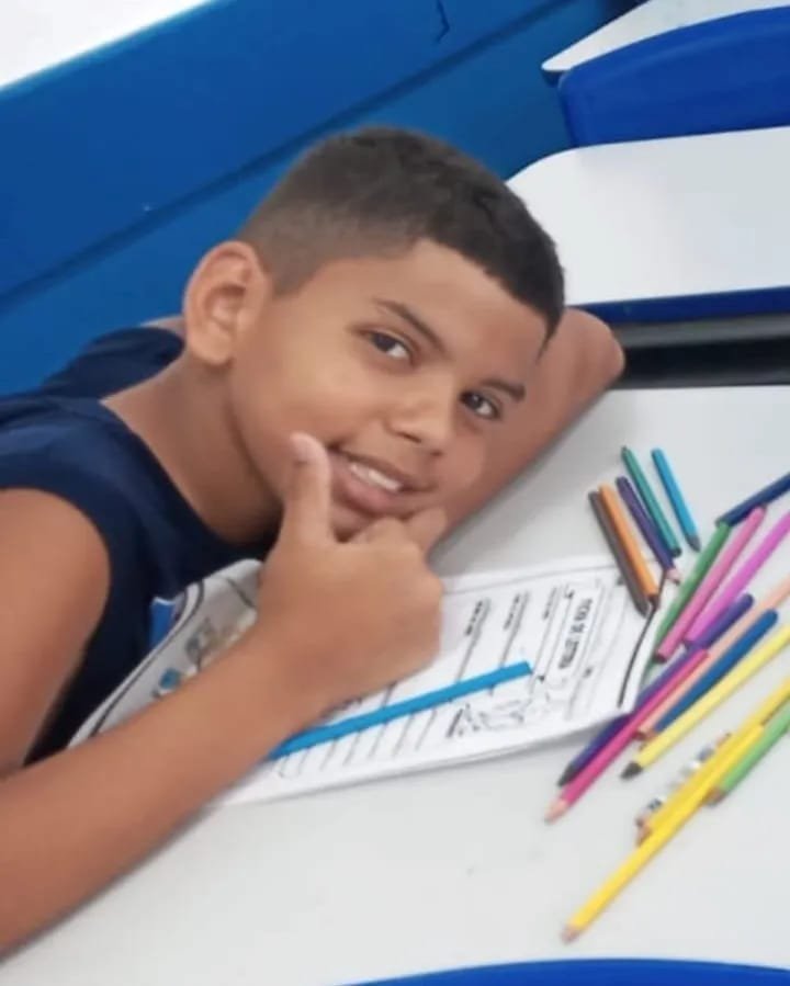 O GAROTO AZARADO NAMORA A 10/10 MAIS DESCOLADA DA ESCOLA 