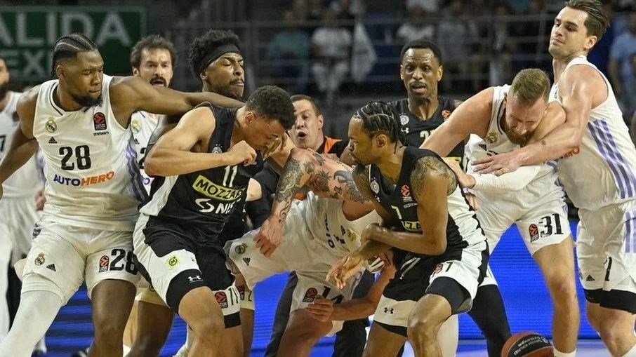 Jogo de basquete do Real Madrid termina em briga generalizada