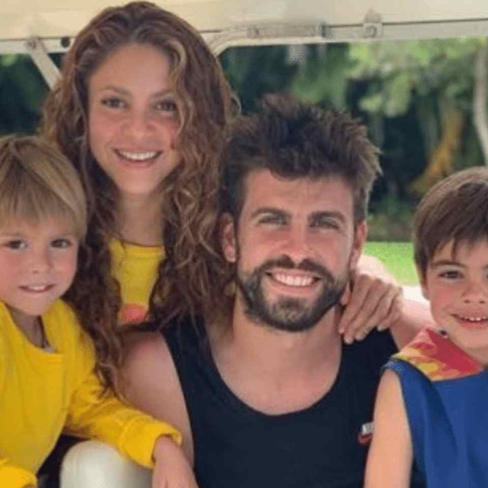 Piqué e Shakira com os filhos