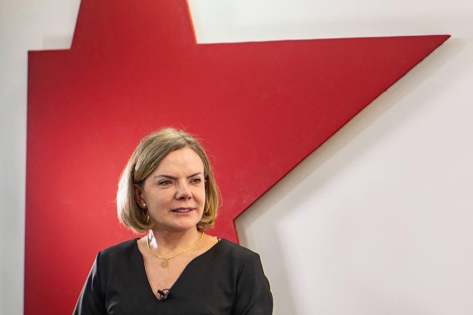 foto colorida de Gleisi Hoffmann