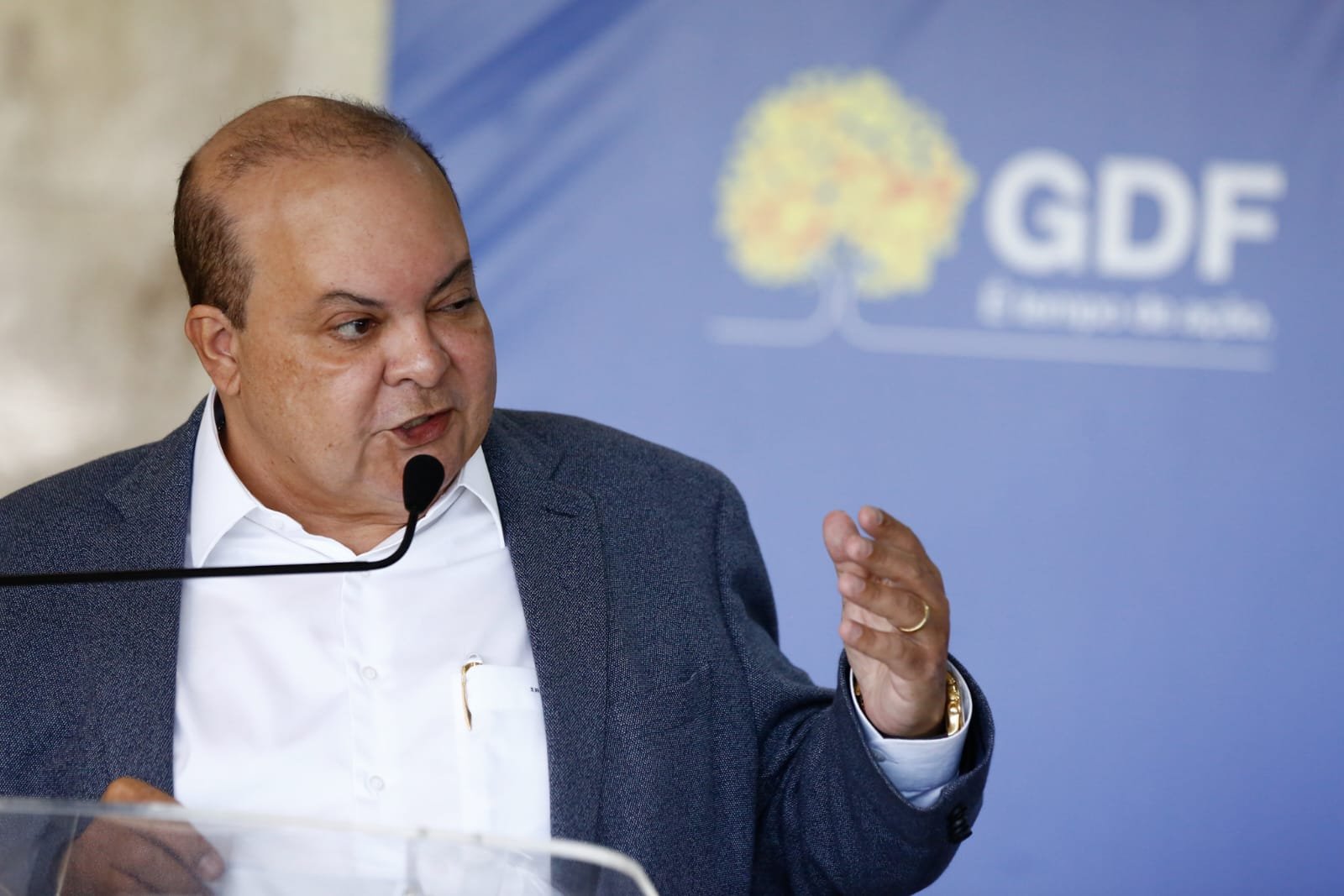 Governador do Distrito Federal, Ibaneis Rocha (MDB), sanciona projeto de lei que confere reajuste salarial aos servidores do GDF, no Salão Branco do Palácio do Buriti.