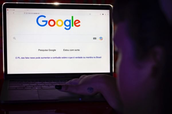 Foto colorida mostra tela de computador com campanha do Google contra PL das Fake News - Metrópoles