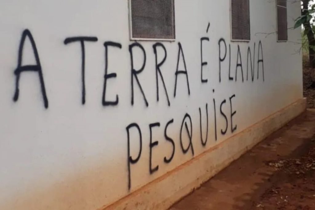 Capela é pichada com mensagens terraplanistas