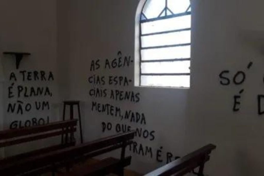 Capela é pichada com mensagens terraplanistas