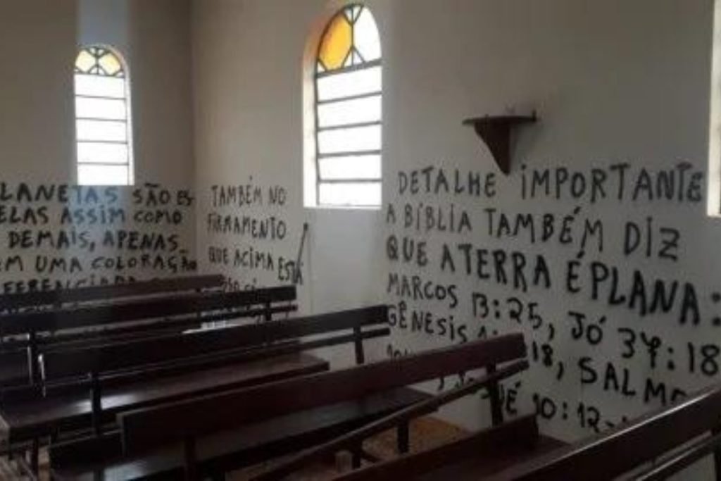 Capela é pichada com mensagens terraplanistas
