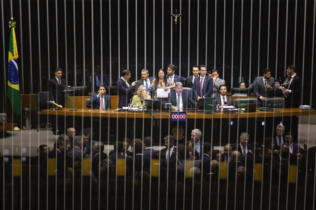 Foto colorida mostra plenário e Mesa Diretora da Câmara dos Deputados do Brasil durante sessão plenária - Metrópoles
