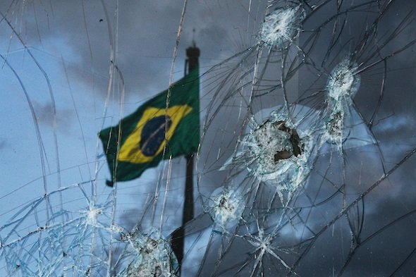Bandeira do Brasil atrás de janela quebrada - Metrópoles