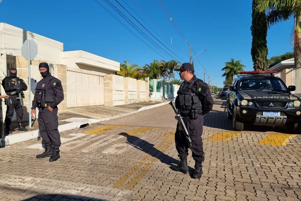 Moraes Imagem colorida mostra agentes da PF na casa de Bolsonaro - Metrópoles