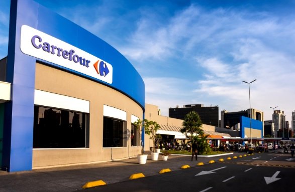 Carrefour diz que agressor de casal negro não trabalha para a rede